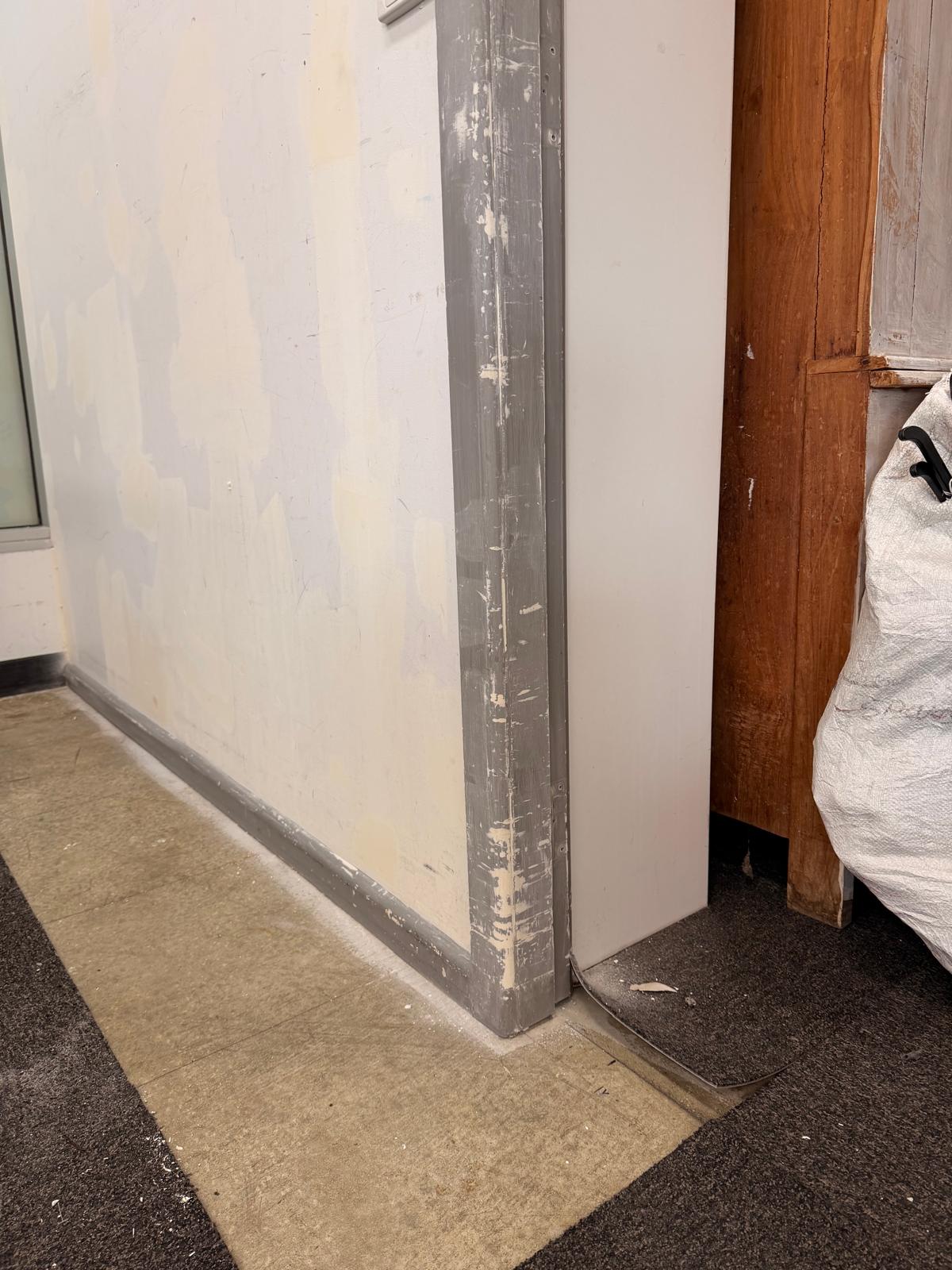 Feature column finished in a modern grey and white palette